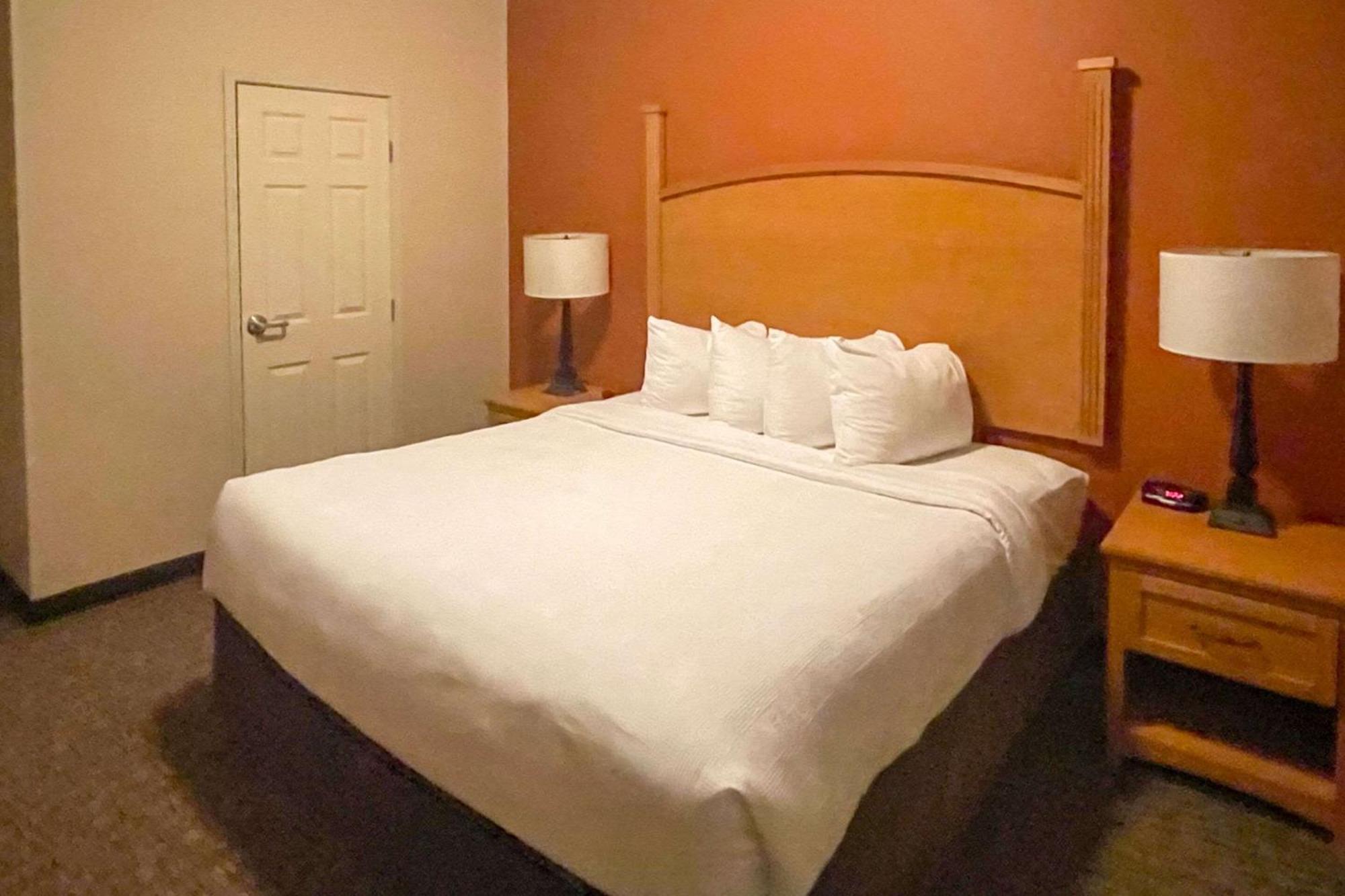 Mainstay Suites Sidney - Medical Center Экстерьер фото